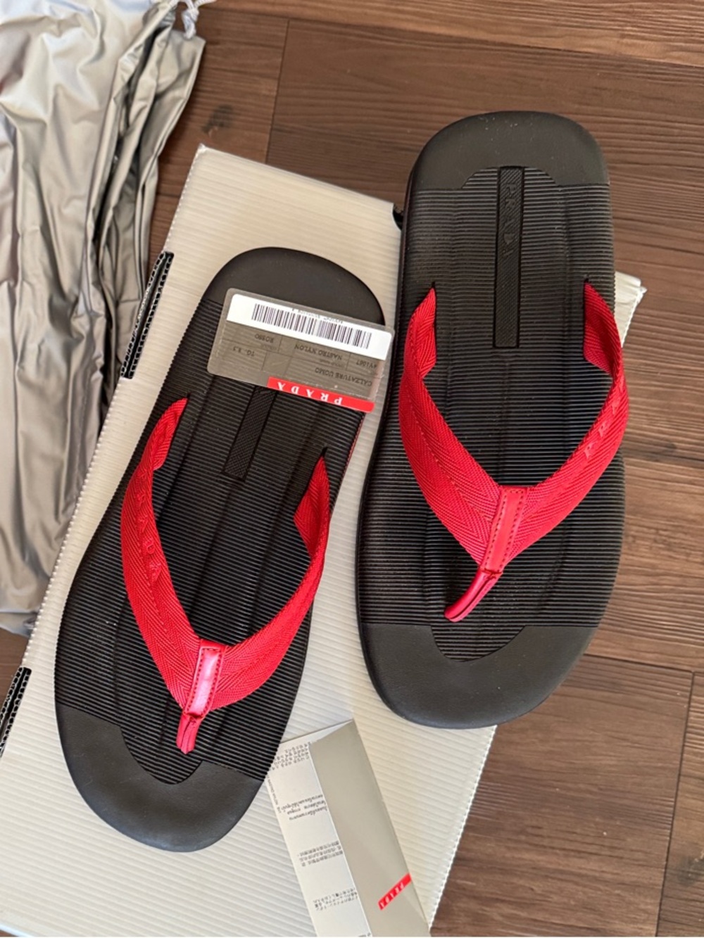 Prada Men’s 8.5 Black Footbed Flip Flops with Red Straps Like New Vintage $FIRM🙏